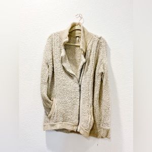 FREE PEOPLE of white chunky zip up sweater. Size tag was ripped, fits up to XXL.